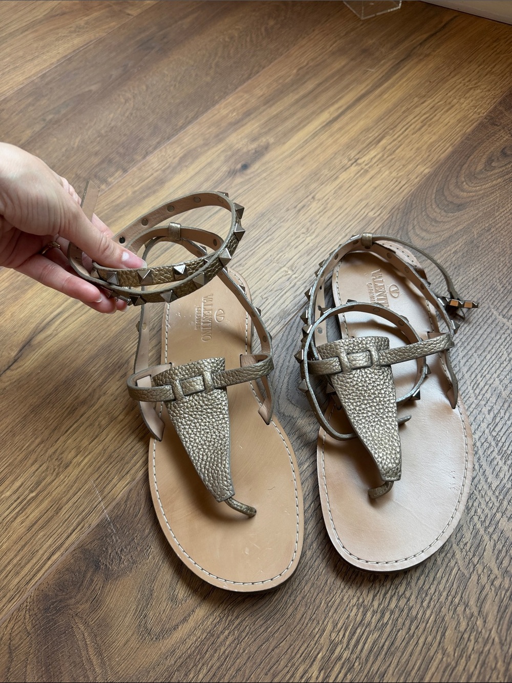 Valentino Garavani Gold Rockstud Textured Leather Thong Sandals